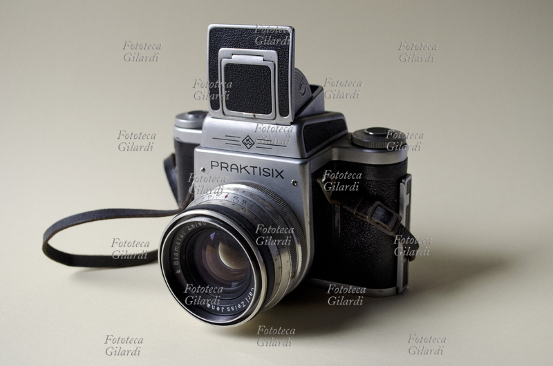 FOTOCAMERA Apparecchio formato 6x6 cm utilizzato da Ando Gilardi per riprese prevalentemente in posa, nei fotoservizi per "Lavoro". L\