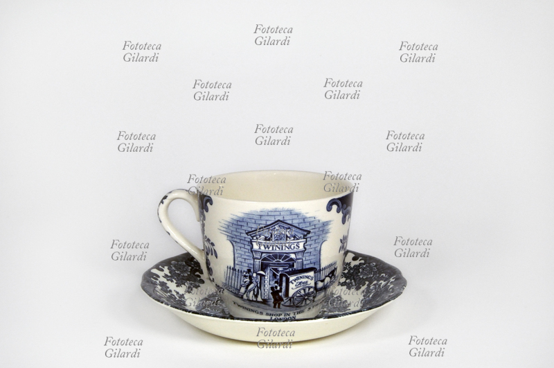 TWININGS TEAS celebre azienda inglese dal 1706 importatrice, produttrice e distributrice di tè. Sulla tazza compare la veduta del \