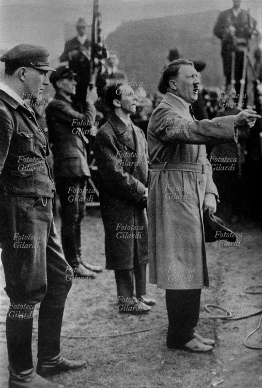 Adolf HITLER (1889-1945) tiene un comizio durante la campagna elettorale. Dietro a lui, Goebbels e gli uomini delle S.A. in divisa bruna. La fine della Repubblica di Weimar, Germania 1932