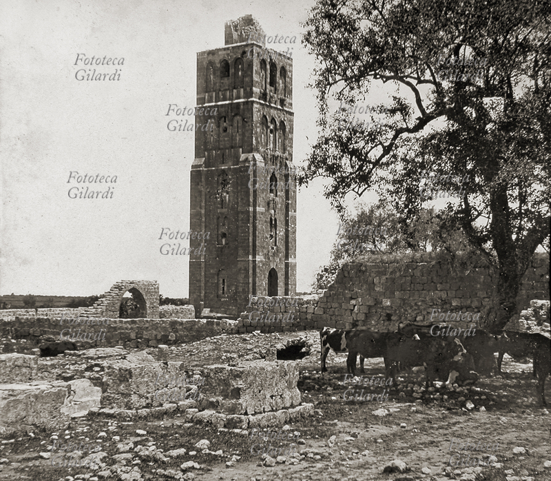MEDIORIENTE Veduta di Ramla, nei pressi di Tel Aviv: il minareto della Moschea Bianca, detto anche la Torre dei Quaranta Martiri in omaggio ad altrettanti seguaci del Profeta Maometto che, secondo la tradizione islamica, furono sepolti nella Moschea. Nell\