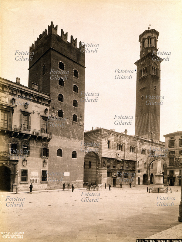VERONA Il Palazzo della Ragione e la Torre dei Lamberti visti da Piazza dei Signori, dove transitano dei passanti ed una carrozza. Fotografia, Italia fine XIX secolo