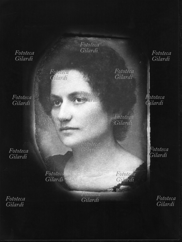 Flora VOLPINI (5 dicembre 1908 – 8 marzo 2005) attrice, scrittrice, pittrice e politica italiana. Esordita come attrice, nel 1950 pubblicò il best seller di ispirazione autobiografica "La fiorentina", e divenne poi una celebre organizzatrice di serate letterarie nella Roma e nella Milano degli anni Sessanta; primo sindaco donna di Citerna, sua città natale, dal 1965 al 1975, si avvicinò alla pittura in maturità, esponendo fino a 78 anni. Ritratto fotografico di Ghitta Carell (20 settembre 1899 – 18 gennaio 1972), ritrattista ufficiale dei reali d\