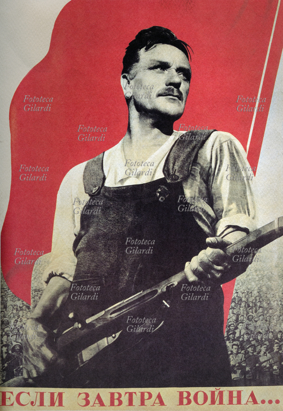 URSS "Se domani porterà guerra..." la popolazione è già pronta, armata, unita sotto la bandiera rossa. Manifesto di Victor Koretsky (18 maggio 1909 - 4 luglio 1998), fotomontaggio su litografia a colori, U.R.S.S., 1938
