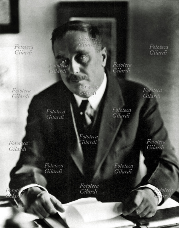 Herbert George WELLS (1866-1946) narratore e saggista inglese, ritratto alla sua scrivania. Fotografia di Nickolas Muray, 1930 circa.