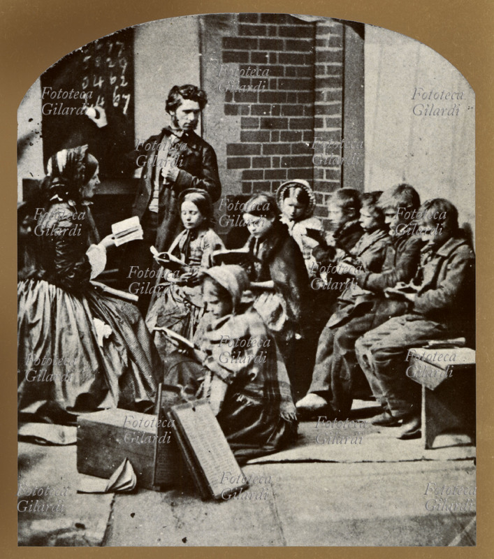 SCUOLA Londra: lezione in aula in una scuola con alunni appartenenti ai ceti bassi della città. Dettaglio da stereo fotografia 1856 circa.