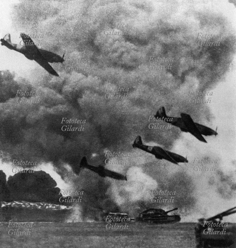 II GUERRA MONDIALE Bombardieri italiani impegnati in un combattimento in Africa settentrionale, 1941
