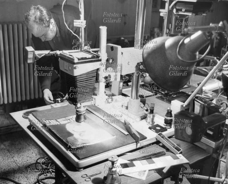 Ando GILARDI (1921-2012) ritratto nel suo laboratorio di Roma. Fotografia di Luciana Barbarino (1927-2014), Roma 1960 circa