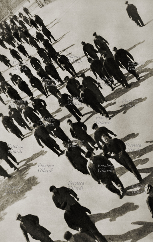 SCIOPERI Operai della Breda in sciopero: veduta dei lavoratori che escono dalla fabbrica, durante uno degli scioperi antifascisti che coinvolsero gli stabilimenti del nord Italia nel novembre del 1943, due mesi dopo l\