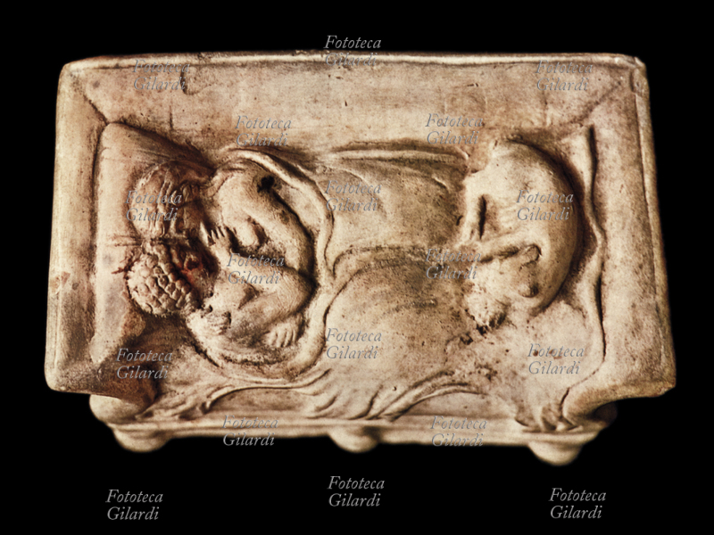 GALLI Terracotta di fattura gallo-romana raffigurante una coppia dormiente. Ai piedi del letto è accucciato un cagnolino. Museo di Saint-Germain-en-Laye, XI secolo
