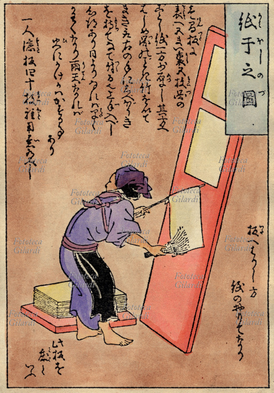 CARTA La carta ottenuta dal gelso papirifero alla fine del ciclo di lavorazione viene appesa ad asciugare contro una tavola che la mantiene piana. Incisione di Tokei Yamichnan tratta dal testo del giapponese Jibei Kumihigashi: \