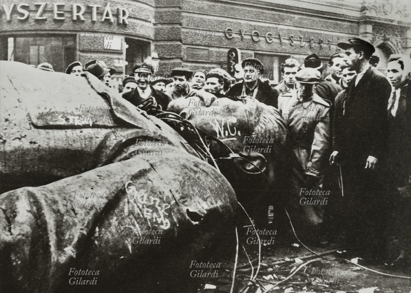 UNGHERIA Rivolta ungherese del 1956, dal 23 ottobre al 10 - 11 novembre 1956. La statua di Stalin abbattuta dai rivoltosi durante i moti anticomunisti dell\