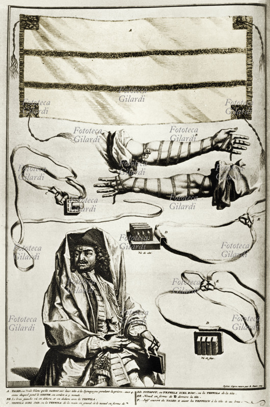 EBRAISMO Tallith e Tefillin, scialle ebraico indossato dagli uomini nella preghiera ogni volta che si sale sul pulpito per la lettura della Torah o per una funzione. Incisione raffigurante gli strumenti fondamentali del rituale ebraico, Olanda 1725