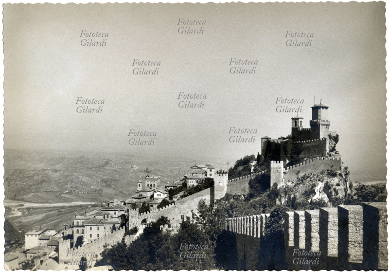 SAN MARINO Monte Titano e centro storico della Città di San Marino, capitale della Serenissima Repubblica di San Marino: la repubblica più antica e più piccola del mondo. Leggendaria la sua fondazione nel 301 ad opera di San Marino diacono; dopo avere ottenuto uno statuto comunale nel 1295, allargò poi il suo territorio fino ad arrivare agli odierni confini nel 1463. Bene protetto da UNESCO come Patrimonio dell\