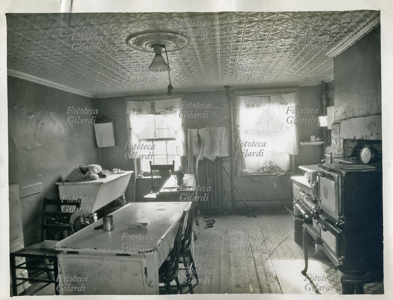 FOTOGRAFIA SCIENTIFICA FORENSE la scena del delitto - cucina con laboratoio di sartoria. Polizia del Dipartimento della Città di New York, circa 1930
