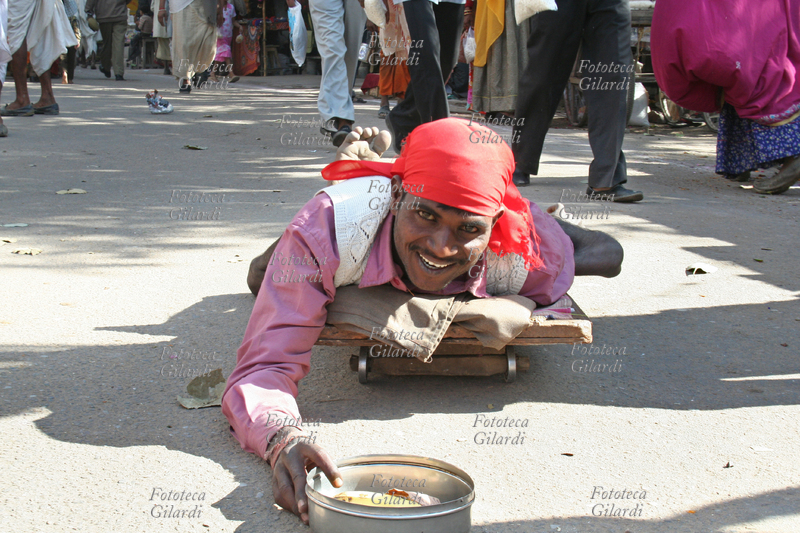 INDIA Ritratto di un mendicante disabile, durante la Fiera dei cammelli, che si svolge a Pushkar (Rajasthan) nel plenilunio di novembre. Fotografia di Raffaella Milandri. India, Pushkar novembre 2007