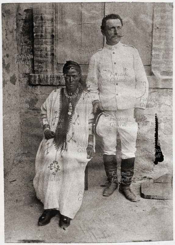 COLONIALISMO soldato italiano insieme alla sua moglie etiopica, probabilmente rimase in Etiopia dopo la pace di Addis Abeba. Ripresa in esterno da fotografo itinerante, 1896 circa