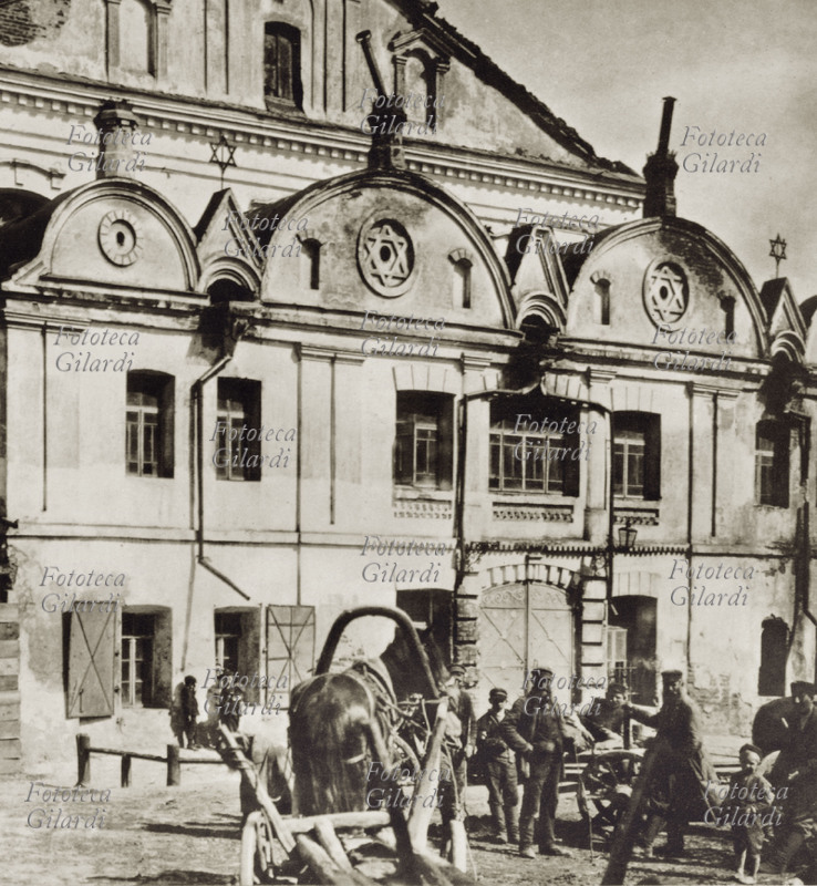 EBRAISMO Ebrei davanti alla Sinagoga nel ghetto di una cittadina non identificata della Polonia dell\