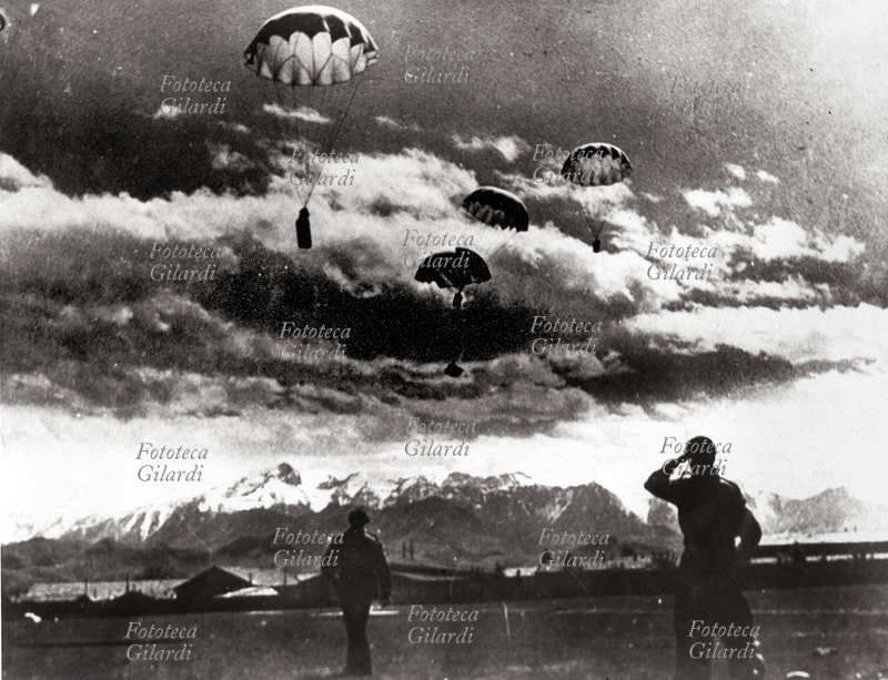 ITALIA 1944 Resistenza, Langhe: un lancio di armi dagli Alleati ai partigiani.