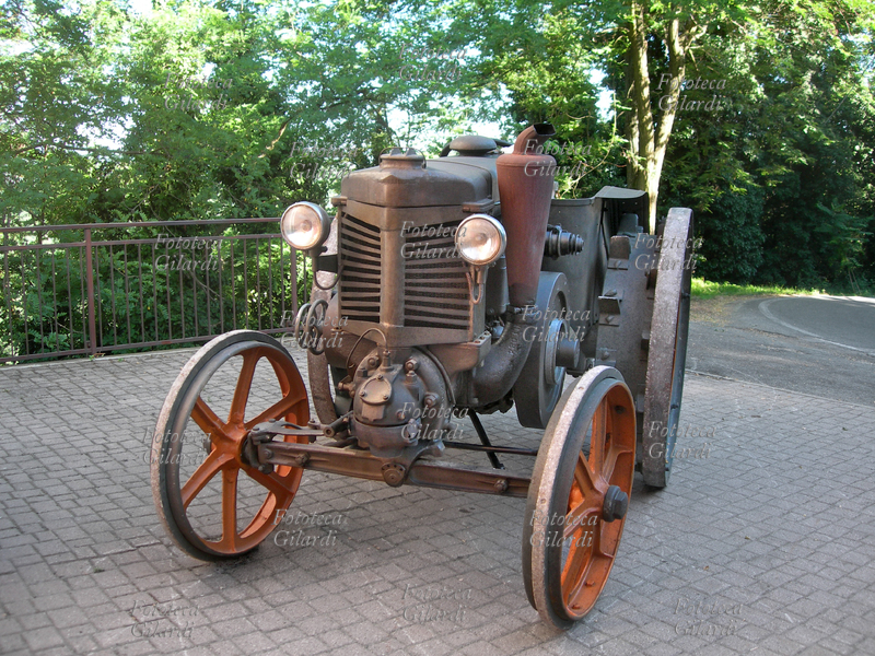 LANDINI VÉLITE conosciuto anche con la sigla V L 30, è un trattore agricolo italiano a ruote prodotto dalla Landini tra il 1935 e il 1954 per un totale di 3.462 esemplari. Il nome di questo modello trae origine da un tipo soldati di fanteria leggera dell\