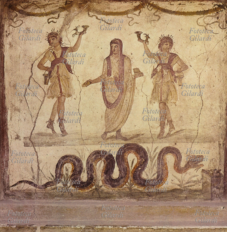ANTICA ROMA Pittura murale nel Lararium della Casa dei Vettii a Pompei raffigurante due Lari (geni protettori della casa e della famiglia) che fiancheggiano Vesta (la dea dell\