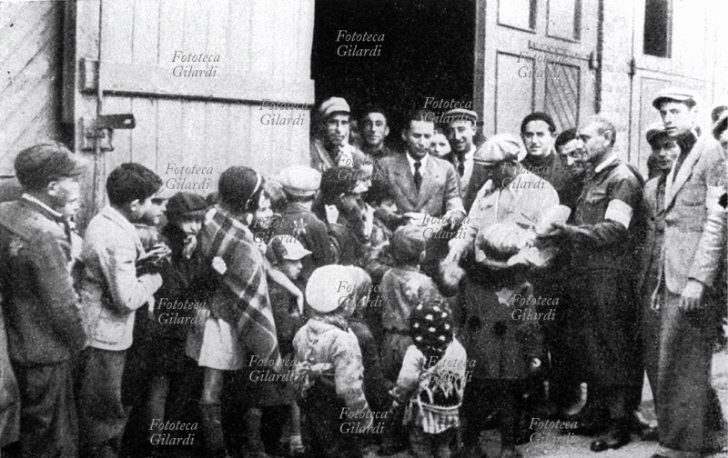 GHETTO DI LODZ fila per l\