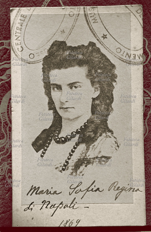MARIA SOFIA di Borbone (di Wittelsbach, 1841-1925), rarissimo ritratto fotografico della regina delle Due Sicilie. Italia, Napoli 1869