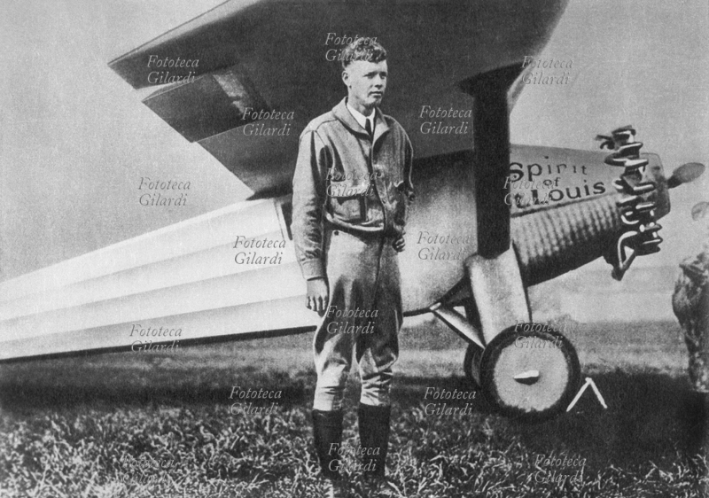 Charles A. LINDBERGH (1902 - 1974) in posa davanti all\