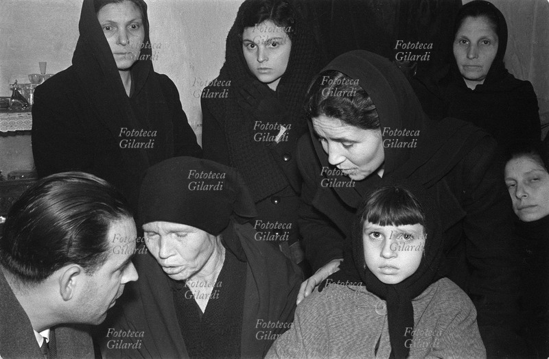 LOTTE CONTADINE La famiglia di Paolo Vitale, il bracciante ucciso dalla Celere durante la manifestazione del 20 febbraio, riunita per celebrare i funerali del congiunto. Fotografia di Ando Gilardi (1921-2012) #andogilardi, Comiso (Ragusa) 1956
