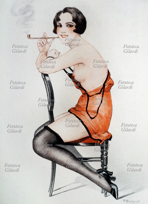 PIN UP seduttrice fuma una pipa sottile in sottoveste appoggiata con le braccia alla spalliera della sedia. Disegno F. Rebour per la rivista \