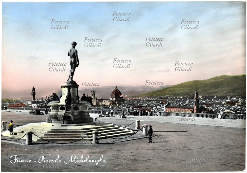 FIRENZE - Piazzale Michelangelo, la celeberrima terrazza panoramica realizzata in cima al Viale dei Colli nel 1869, su disegno dell\