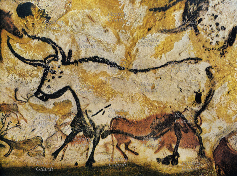 PREISTORIA toro e bovino rosso inginocchiato; cervi e cavallo. Pittura rupestre nella grande Sala dei tori, parete sinistra delle Grotte di Lascaux Francia, approssimativamente 15500 a.C.