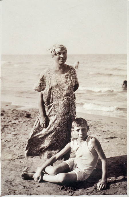 MADRE E FIGLIO IN POSA PER FOTO RICORDO A RIMINI 1920 MADRE E FIGLIO IN POSA PER FOTO RICORDO A RIMINI 1920