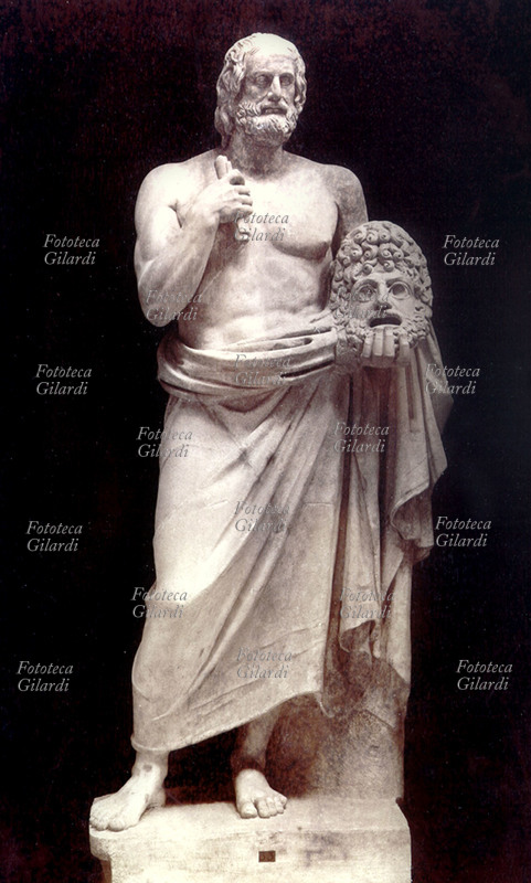 EURIPIDE (485 - 406 a.C.) poeta tragico greco. Gli sono attribuite 92 tragedie ma ne sono pervenute a noi solo 18, le più celebri: Alcesti, Medea, Andromaca, Elettra, Le troiane, Le baccanti. Statua in marmo a figura intera con in mano una maschera del teatro tragico, fotografia dei primi anni del XX secolo.