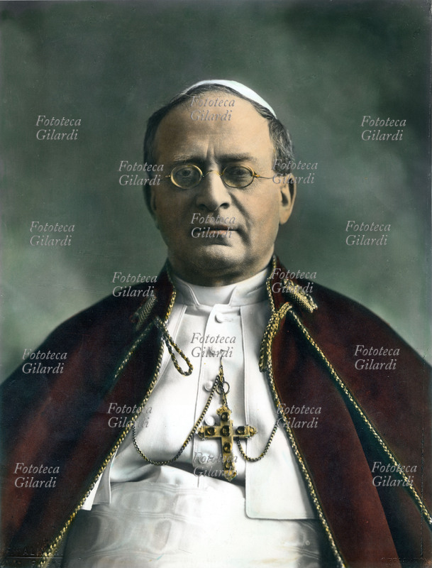 PIO XI (Achille Ratti, 1857-1939) Papa dal 1922. Nel 1929 firmò il Concordato con Benito Mussolini. Ritratto fotografico colorato a mano, Roma, circa 1929.