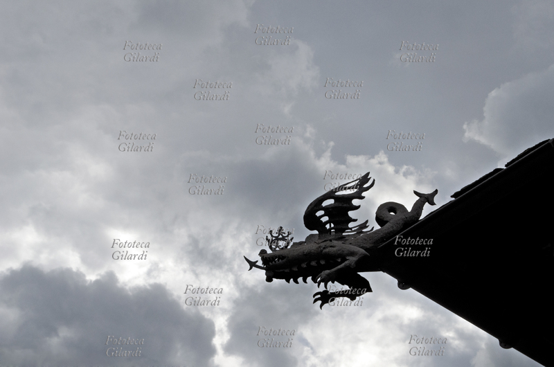 DRAGO doccione a forma di drago coronato in ferro battuto del XVIII secolo, decorazione del pluviale dell\