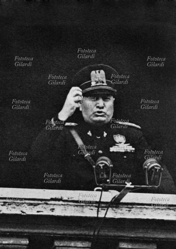 Benito MUSSOLINI (1883-1945) Discorso di Mussolini che annuncia alla folla l\