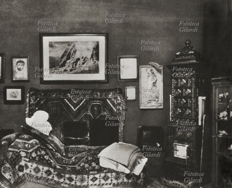 Sigmund FREUD (1856-1939) Lo studio con il divano su cui visitava gli ammalati applicando i primi principi della psicoanalisi, teoria e metodo terapeutico da lui elaborato. Vienna 1902 circa