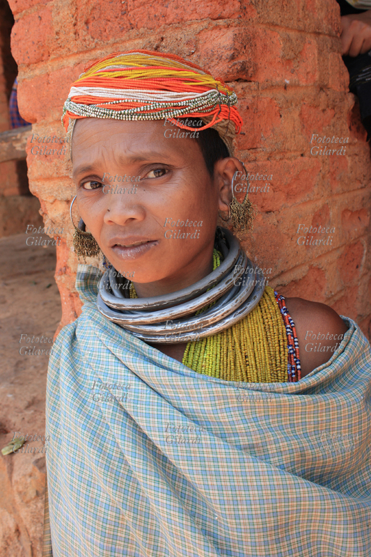 INDIA Donna della tribù primitiva dei Bonda, adornata dei monili caratteristici della sua etnia. Fotografia di Raffaella Milandri, Orissa 2010