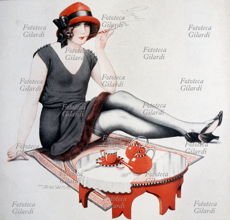 FUMO elegante giovane donna con cappellino e abito scuro smanicato con graziosi bottoncini sulle spalle, ritratta con sigaretta e lungo bocchino, seduta per terra davanti a un tavolino basso da tè con teiera, zuccheriera e tazzina; la posizione con le gambe accavallate ha fatto scivolare la gonna bordata di pelliccia sopra al ginocchio, lasciando intravedere il rinforzo della calza e uno spicchio di pelle nuda. Illustrazione di Maurice Pepin (1890 circa - 1940) dal settimanale umoristico Le Sourire, Parigi, 29 gennaio 1925.