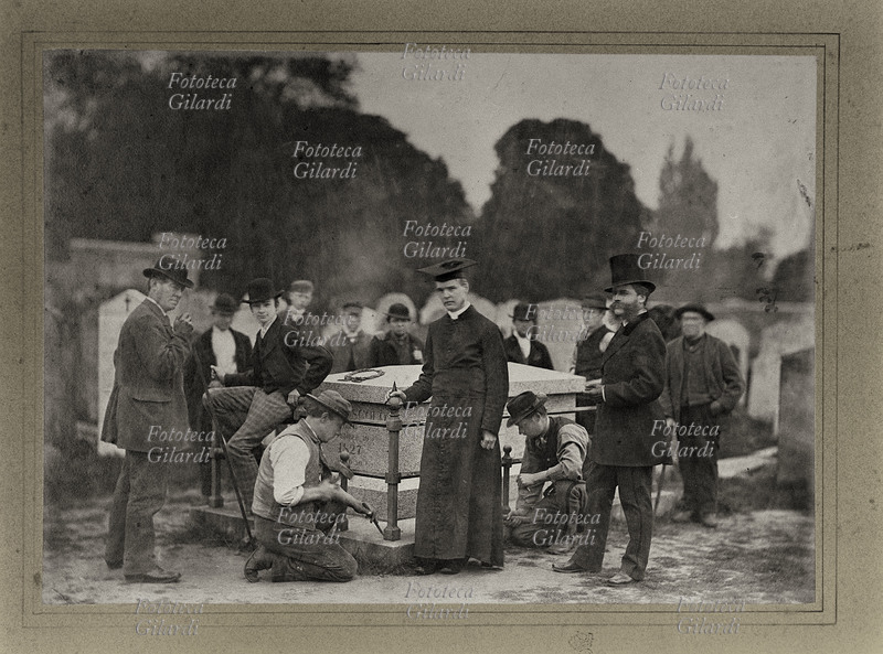 Ugo FOSCOLO (1778-1827) inizio dei lavori per la esumazione delle spoglie mortali del poeta, il 31 maggio 1871, nel cimitero di Chiswick, presso Londra. I lavori terminarono il 7 giugno 1871. Fotografia di Caldesi & C., Londra 1871