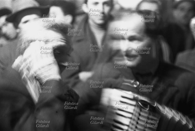 UMBRIA Stornellatore, in osteria, canta accompagnato da Ezio Ubaldi (a 41 anni) suonatore di fisarmonica. Breve sequenza dinamica con diverse espressioni. Parte del servizio fotografico al seguito degli antropologi Tullio Seppilli (1928 - 2017) e Diego Carpitella (1924 - 1990), anche etnomusicologo, alla ricerca degli \