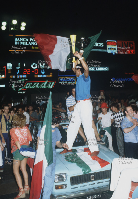 SPORT CALCIO Milano, piazza del Duomo. Esultanza dei tifosi che sventolano il tricolore: l\