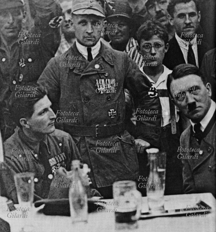 Adolf HITLER (20 aprile 1889 – 30 aprile 1945), politico austriaco naturalizzato tedesco, futuro cancelliere del Reich dal 1933 e Führer della Germania dal 1934 al 1945, ad un incontro con i colleghi giornalisti della testata nazista \