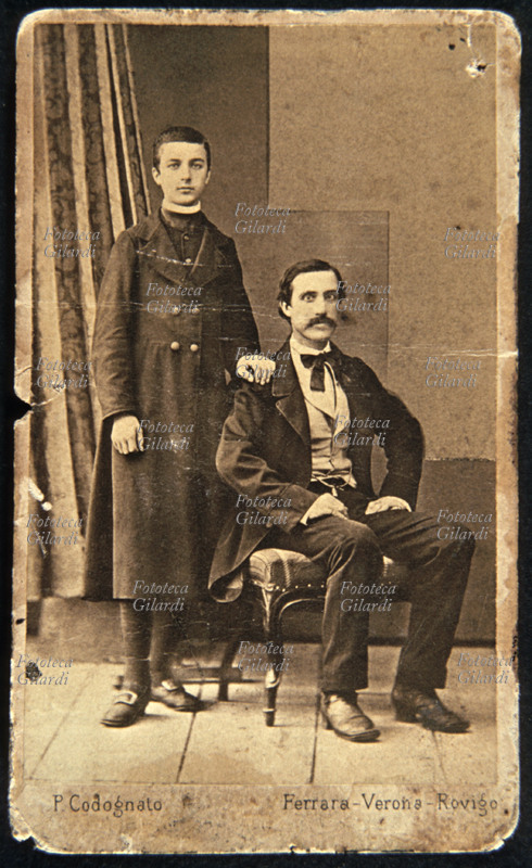 FAMIGLIA padre e figlio, in posa dal fotografo. Il giovane è seminarista e porta già l\