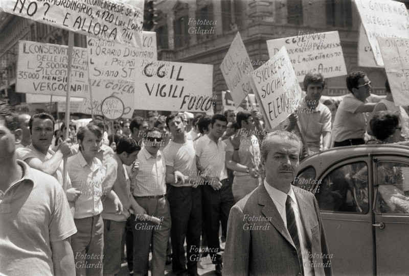 SCIOPERO dei lavoratori Statali: il corteo in via Nazionale. I dimostranti sfilano con cartelli di protesta, spicca al centro: \