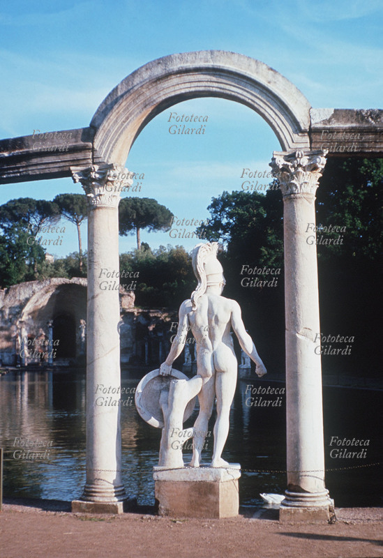 ANTICA ROMA Tivoli, Villa Adriana. Particolare del colonnato della Piscina del Canopo con la statua di Marte. I-II sec d.C.