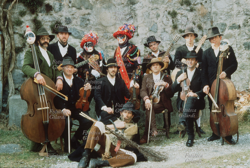 MUSICA TRADIZIONALE La Compagnia dei Suonatori del Carnevale di Ponte Caffaro (Comune di Bagolino BS). Fotografia di gruppo con due \