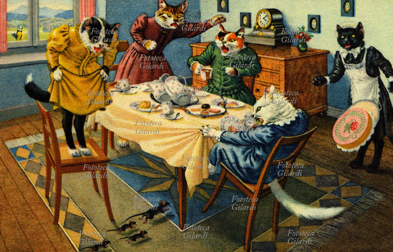 GATTI interno di famiglia con gatte antropomorfe che strillano terrorizzate per il passaggio di alcuni topi, mandando per aria la tavola elegantemente apparecchiata per il tè; anche la gatta cameriera lascia cadere il vassoio con la torta. Cromolitografia, Max Künzli (1890–1966) editore, Zurigo 1930 circa.