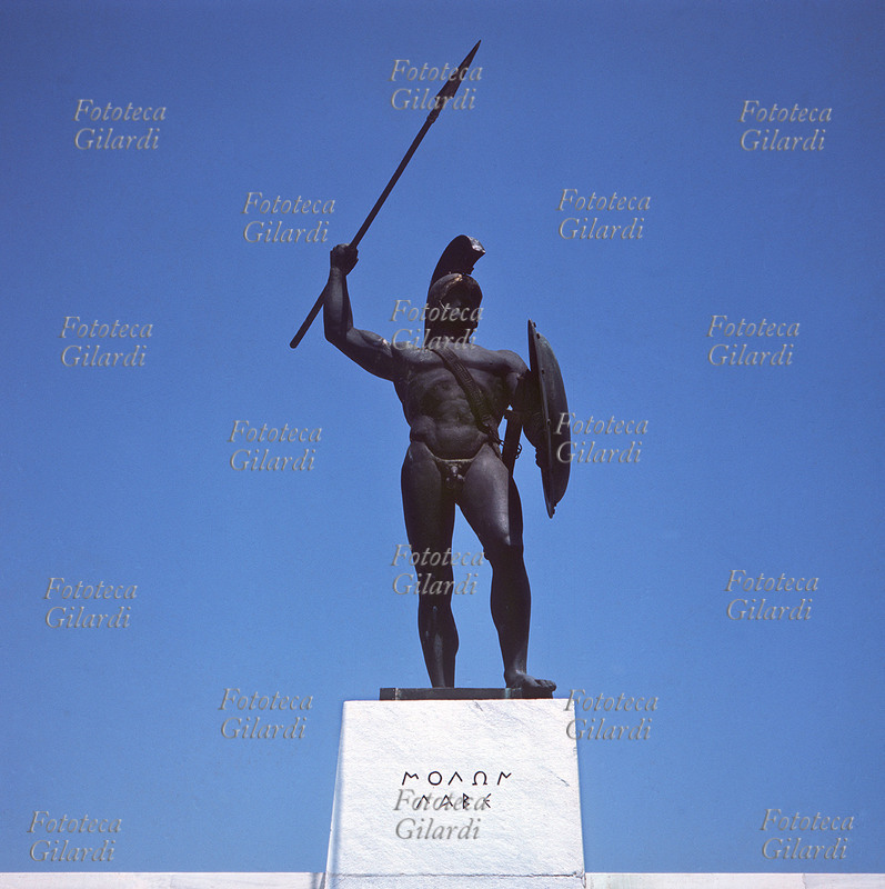 ANTICA GRECIA Termopili, monumento a Leonida re di Sparta e ai suoi trecento guerrieri. Durante la guerra tra spartani e persiani nel 480 a.C. Leonida, re spartano della famiglia degli Agiadi morì nella difesa di questo territorio. Il monumento si trova nei pressi del passo delle Termopili, dove avvenne la battaglia e riporta alla base la frase "Molòn labè". Fu eretto al Passo delle Termopili, Grecia 1955