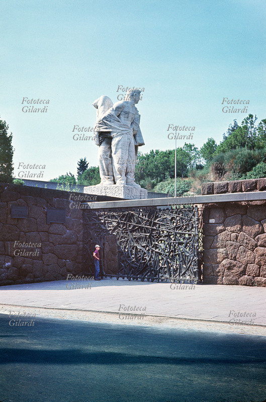 FOSSE ARDEATINE Veduta del Mausoleo costruito nel luogo dell\